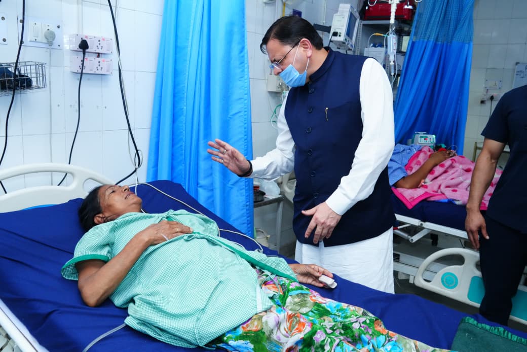 सीएम धामी ने दून अस्पताल का किया औचक निरीक्षण, स्वास्थ्य सेवाओं का लिया जायजा