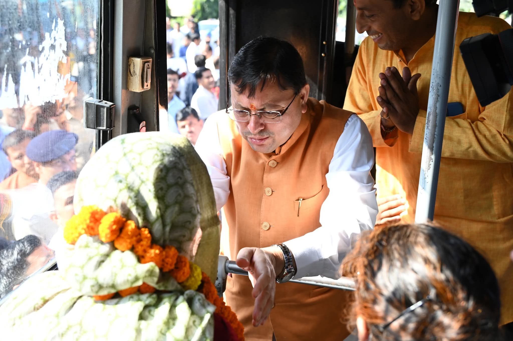 सीएम धामी ने श्रद्धालुओं के दल को गंगोत्री धाम के लिए किया रवाना