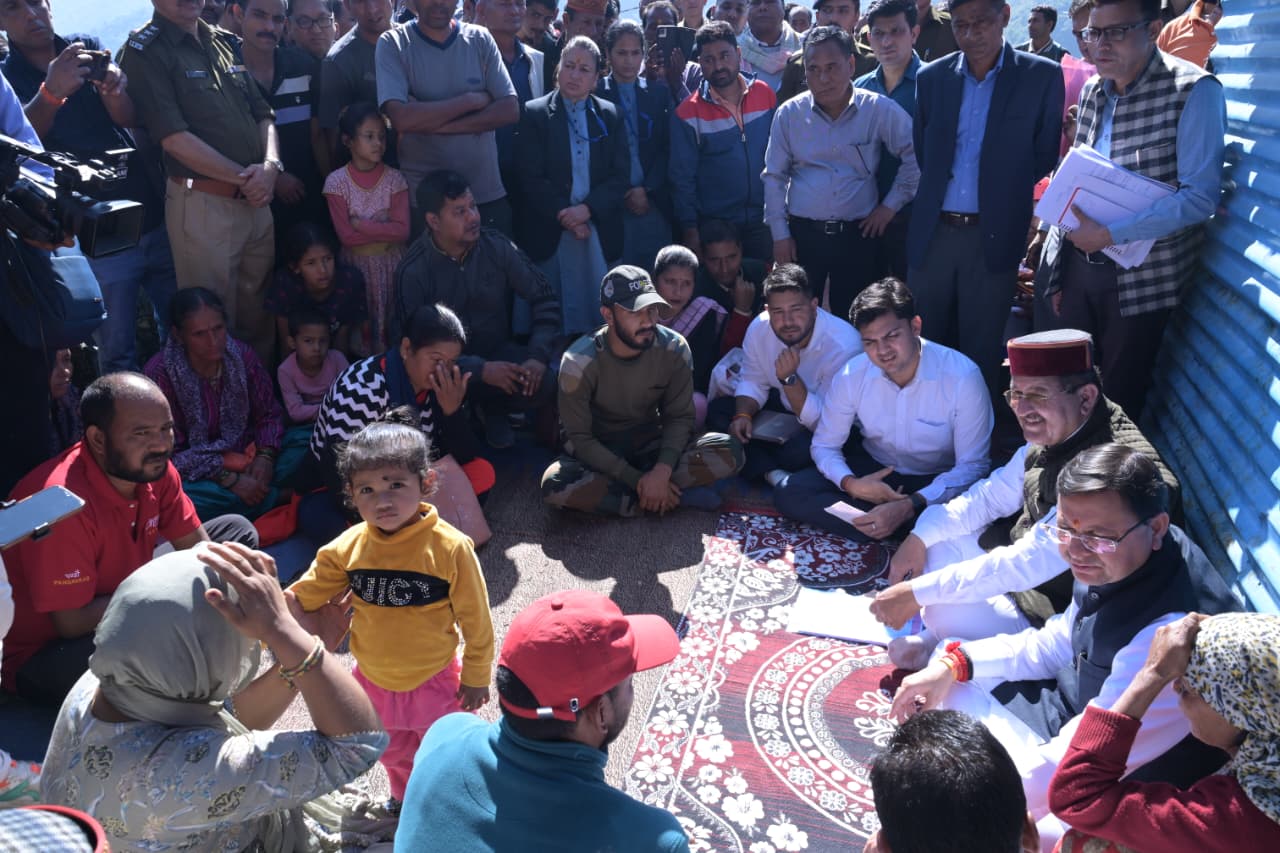 लोकपर्व इगास पर रुद्रप्रयाग के आपदा प्रभावित परिवारों के बीच पहुँचे मुख्यमंत्री